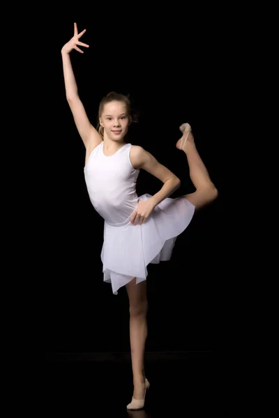 Plná délka portrét okouzlující gymnastka dívka v elegantních šatech. — Stock fotografie