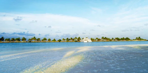 Panorama.Vista superior de la hermosa playa. Aerial drone shot of turquoise sea —  Fotos de Stock