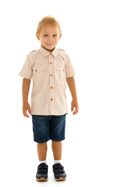 Knappe kleine jongen in volle groei op een witte achtergrond. Het concept van reclame, gelukkige jeugd. — Stockfoto