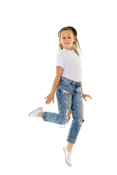 Mała dziewczynka skacze zabawa.Koncepcja dobrego nastroju, letnie wakacje. — Zdjęcie stockowe