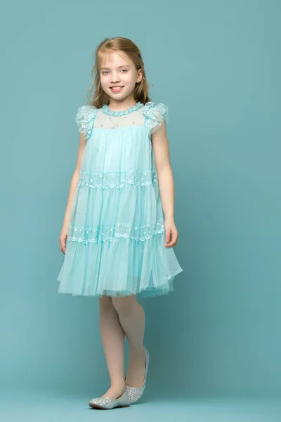 Menina elegante em um vestido. Conceito de moda jovem, criança feliz. — Fotografia de Stock