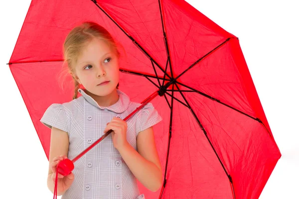 Liten flicka under paraply.Konceptstil och mode. Isolerad på vit bakgrund. — Stockfoto