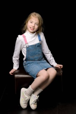 Kısa kot elbiseli küçük kız..