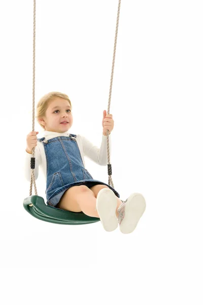Full Length Shot des süßen glücklichen Mädchens, das auf einer Seilschaukel sitzt — Stockfoto