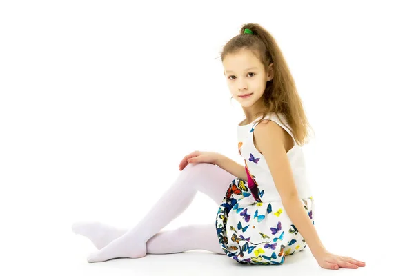 Маленька дівчинка балерина на зображенні позує на підлозі . — стокове фото