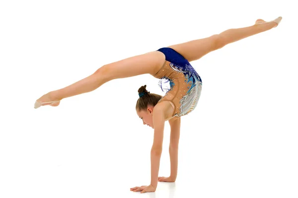 Güzel kız jimnastikçi amuda kalkar. — Stok fotoğraf