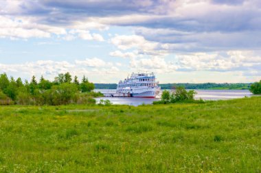 Nehir kıyısındaki bir derede, ağaçların arasında ve sık otların arasında.