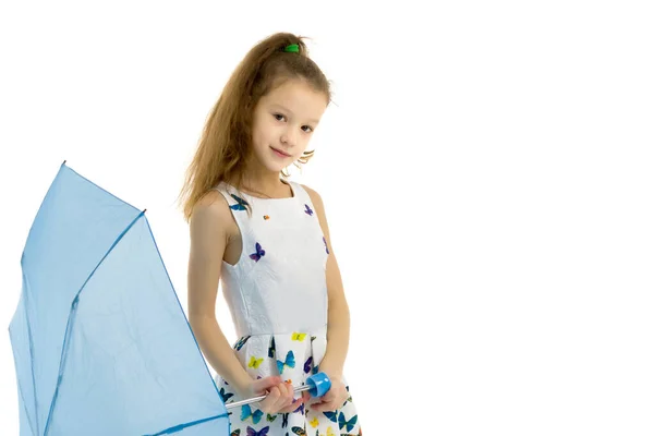 Маленькая девочка с зонтиком. Концепция стиля и моды. Изолированный на белом фоне. — стоковое фото