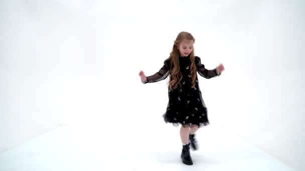 A cheerful little girl is dancing.The concept of a school of dance. — Stock Video