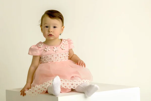 Linda adorable niña usando bonito vestido rosa. — Foto de Stock