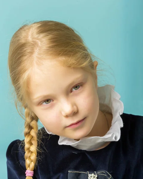 Close-up gezicht van een mooi klein meisje. — Stockfoto