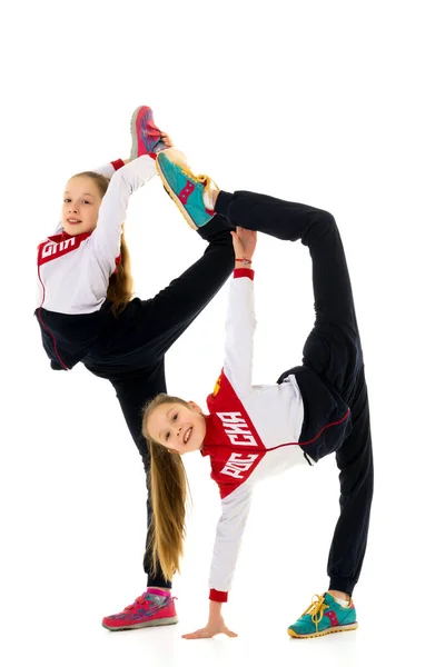 Flickor gymnaster utföra övningar.Isolerad på vit bakgrund. — Stockfoto