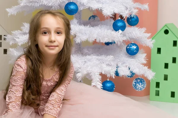 Preteen chica posando en frente de decorado blanco árbol de Navidad —  Fotos de Stock