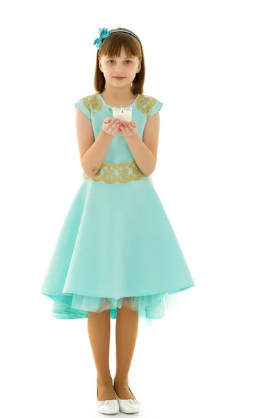 Маленькая девочка в новогоднем костюме со свечой. — стоковое фото