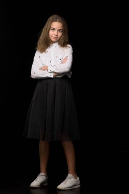 Siyah arka planda şık bir genç kız stüdyo fotoğrafı..