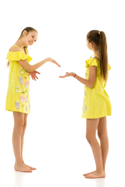 Sorridente giovanissima ragazze standing insieme guardando in il distanza — Foto Stock