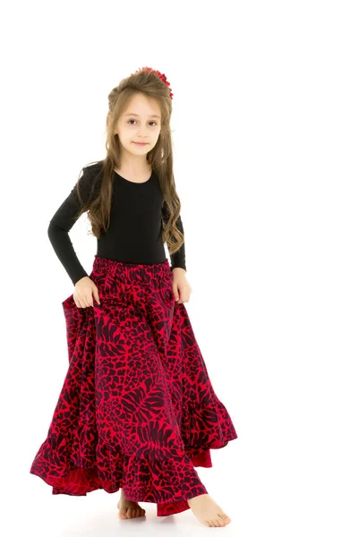 Mooi langharig meisje dragen zwart en rood lange jurk — Stockfoto