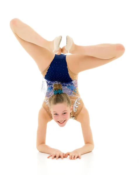 Gymnastka předvádí cvičný postoj na předloktí. — Stock fotografie