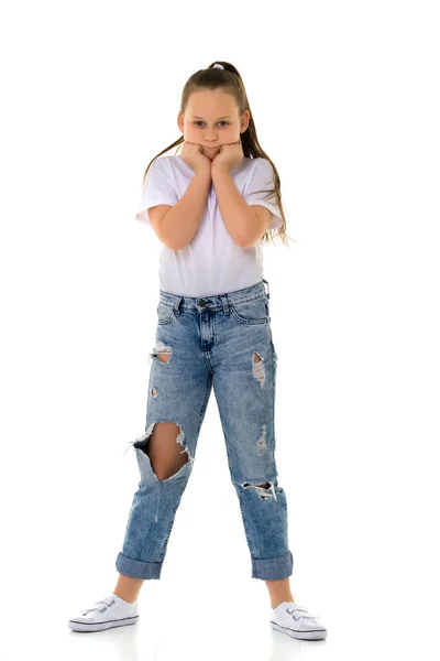 Bella ragazza adolescente in jeans con fori. — Foto Stock