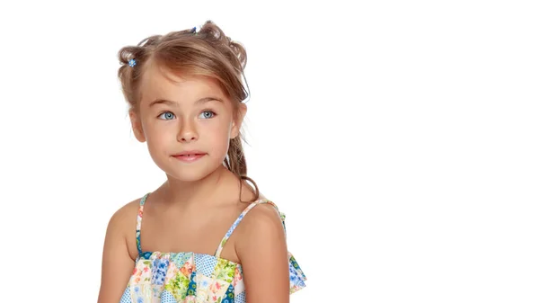 Retrato de una niña de primer plano.Aislado sobre fondo blanco. —  Fotos de Stock