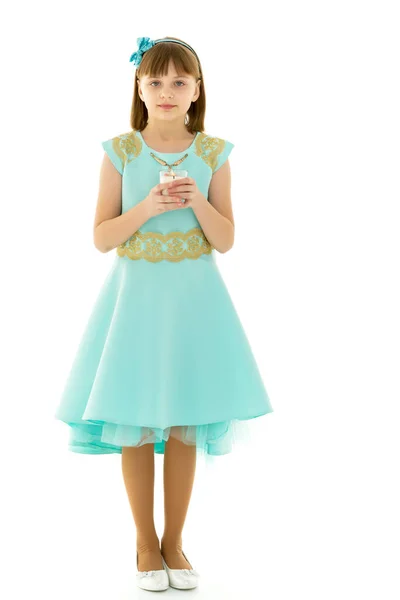 Klein meisje in een nieuwjaarskostuum met een kaars. — Stockfoto