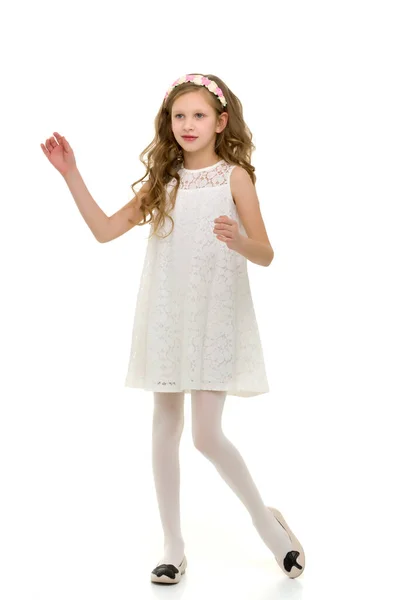 美しい白いレースドレスを着たロングヘアの女の子の珍しい眺め — ストック写真