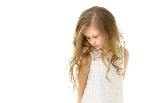 Porträtt av en liten flicka närbild.Isolerad på vit bakgrund. — Stockfoto