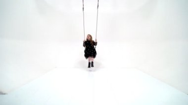 Güzel liseli kız salıncakta sallanıyor. Yaz tatili kavramı.