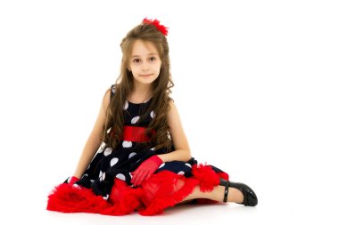 Beyaz arka planda oturan eski moda elbiseli bir kız.