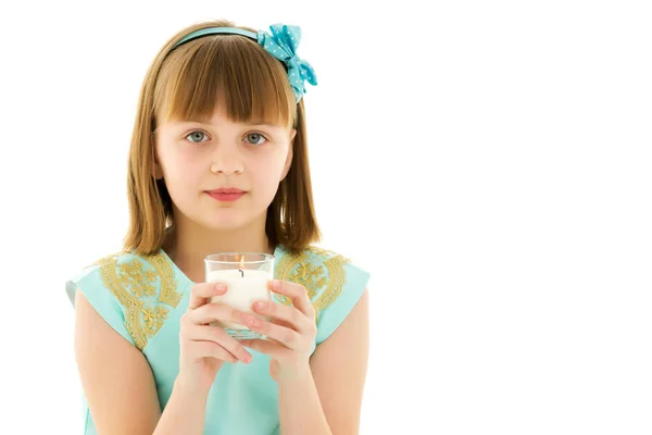 Klein meisje in een nieuwjaarskostuum met een kaars. — Stockfoto