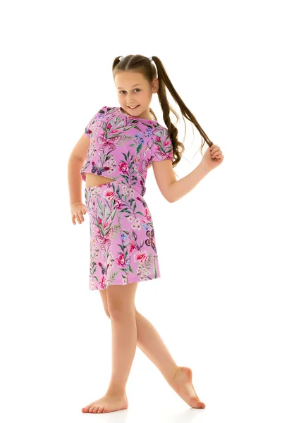 Malá dívka opravuje její vlasy.Koncept stylu a módy, šťastní lidé. — Stock fotografie