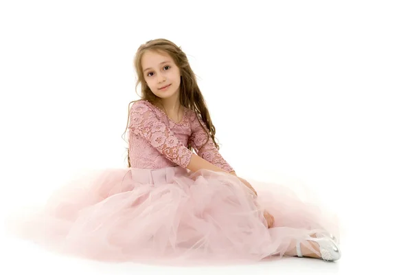 Menina loira em elegante vestido Tulle Sentado no chão em seus joelhos. — Fotografia de Stock