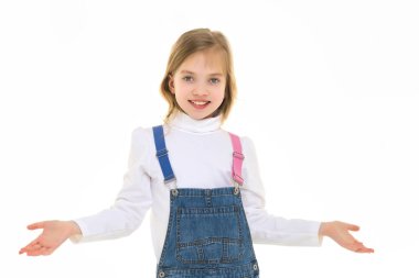 Küçük kız kollarını iki yana açmış, duyguları coşturmuş..