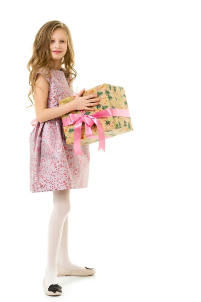 Χαρούμενη όμορφη ξανθιά κοπέλα σε ροζ φόρεμα κρατώντας κουτί δώρου — Φωτογραφία Αρχείου