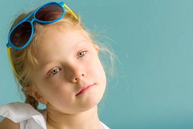 Büyük yuvarlak gözlüklü güzel küçük kız..