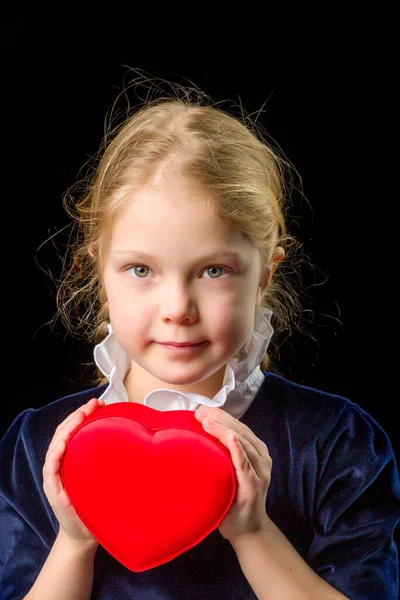 Kleines Mädchen zeigt Herz mit den Händen. — Stockfoto