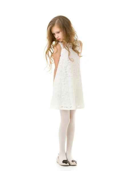 Porträt des süßen aufgebrachten Mädchens im eleganten weißen Spitzenkleid — Stockfoto