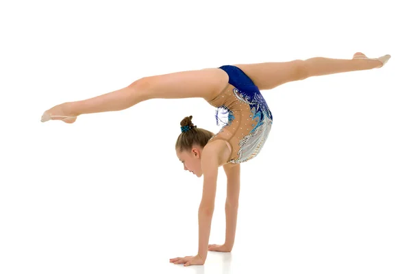 Beautiful girl gymnast performs a handstand. — Stock Photo, Image