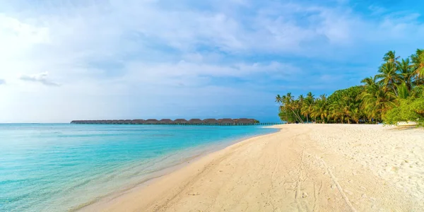 Вид сверху на красивый пляж. Воздушный беспилотный снимок бирюзовой морской воды на пляже - пространство для текста. Карибский пляж с бирюзовой водой и большими волнами с видом с воздуха. Вид с воздуха на пляж Канкуна. — стоковое фото