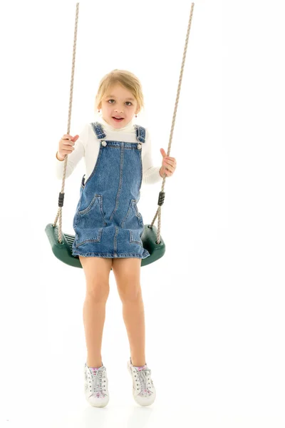 Full Length Shot of Cute Happy Girl siedzi na liny Swing — Zdjęcie stockowe