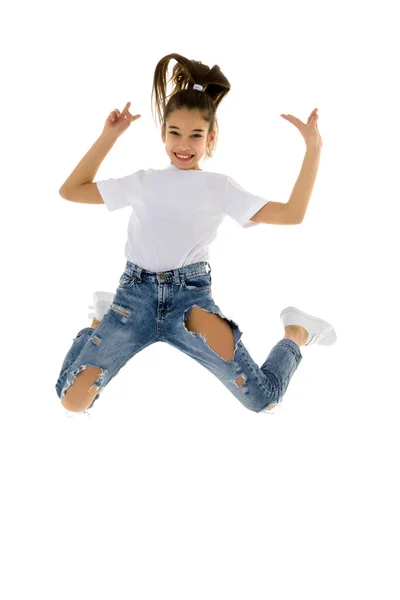 Una niña con una camiseta blanca pura está saltando. El concepto de publicidad. —  Fotos de Stock