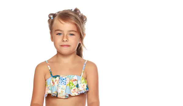 Портрет маленької дівчинки крупним планом. Ізольовані на білому тлі . — стокове фото