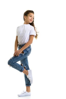 Reklam için beyaz tişörtlü küçük kız..