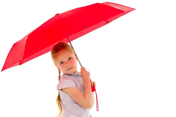 Klein meisje onder een paraplu.Concept stijl en mode. Geïsoleerd op witte achtergrond. — Stockfoto
