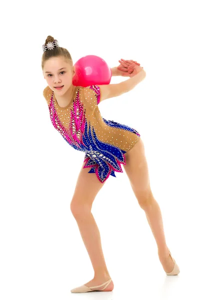 Kleines Mädchen macht Fitness mit Ball. — Stockfoto