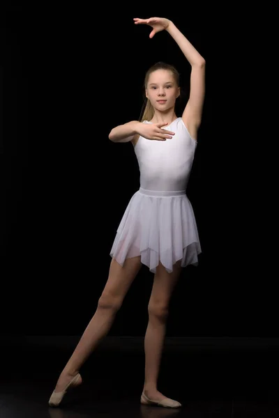 Retrato de comprimento total de uma menina ginasta encantadora em vestido elegante. — Fotografia de Stock