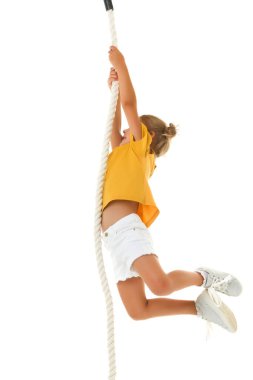 Küçük bir kız halata tutunuyor, elleriyle, sallanıyor..