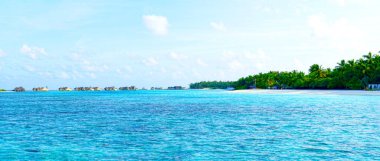 Panorama. Güzel sahil manzarası. Turkuaz denizin hava aracı görüntüsü.