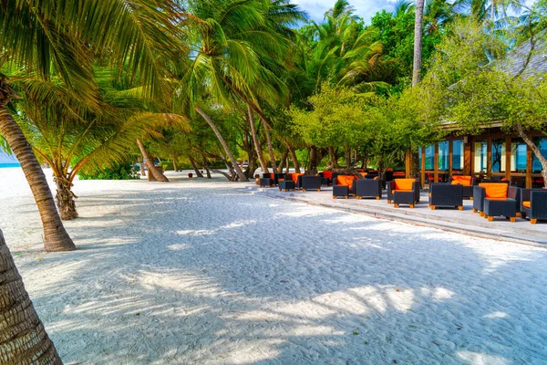 Przytulna restauracja nad brzegiem lazurowego morza. Malediwy. — Zdjęcie stockowe