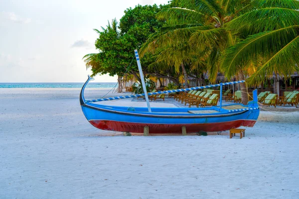 Widok ładnej tropikalnej plaży ze starą łodzią — Zdjęcie stockowe